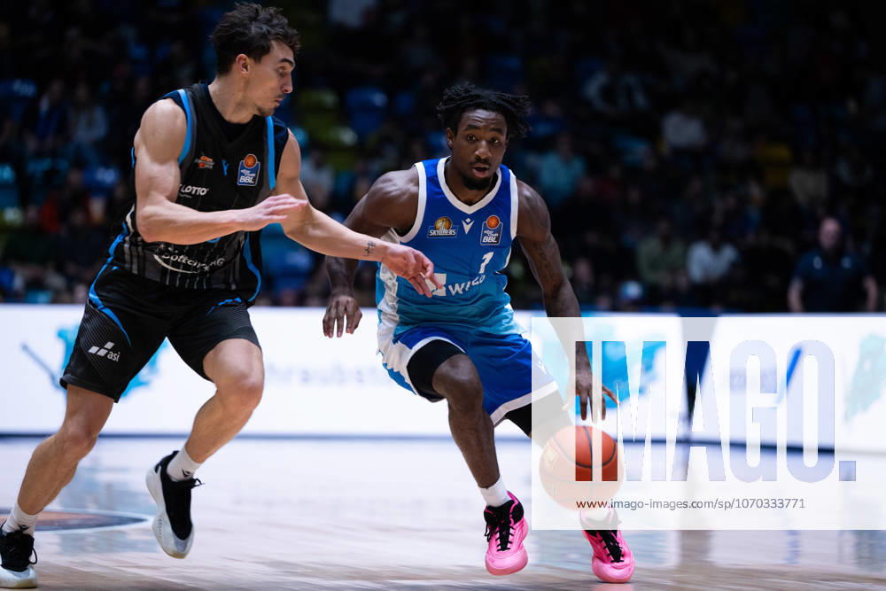 Kristofer Krause Science City Jena, 36 Isaiah Swope Frankfurt Skyliners, 01 GER, BBL, Frankfurt Skyliners vs Science City Jena, SV Basketball, 1 Bundesliga, 10 Matchday, Season 2025 2026 14 12 2025 Eibner Pressefoto Attila Ziga GER, BBL, Frankfurt Skyliners vs Science City Jena, SV Basketball, 1 Bundesliga, 10 Matchday, Season 2025 2026 14 12 2025 Frankfurt am Main