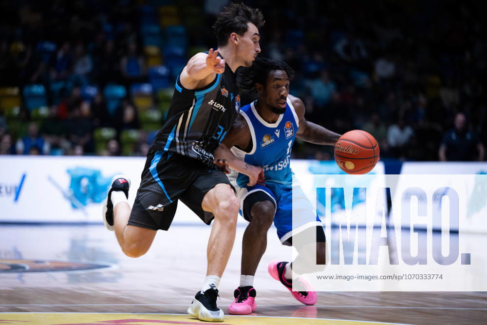 Kristofer Krause Science City Jena, 36 Isaiah Swope Frankfurt Skyliners, 01 GER, BBL, Frankfurt Skyliners vs Science City Jena, SV Basketball, 1 Bundesliga, 10 Matchday, Season 2025 2026 14 12 2025 Eibner Pressefoto Attila Ziga GER, BBL, Frankfurt Skyliners vs Science City Jena, SV Basketball, 1 Bundesliga, 10 Matchday, Season 2025 2026 14 12 2025 Frankfurt am Main