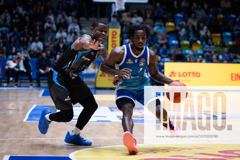 Eric Washington Science City Jena, 33 Isaiah Swope Frankfurt Skyliners, 01 GER, BBL, Frankfurt Skyliners vs Science City Jena, SV Basketball, 1 Bundesliga, Matchday 10, Season 2025 2026 14 12 2025 Eibner Pressefoto Attila Ziga GER, BBL, Frankfurt Skyliners vs Science City Jena, SV Basketball, 1 Bundesliga, Matchday 10, Season 2025 2026 14 12 2025 Frankfurt am Main