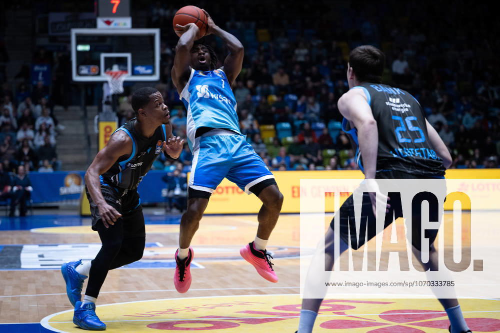 Eric Washington Science City Jena, 33 Isaiah Swope Frankfurt Skyliners, 01 GER, BBL, Frankfurt Skyliners vs Science City Jena, SV Basketball, 1 Bundesliga, Matchday 10, Season 2025 2026 14 12 2025 Eibner Pressefoto Attila Ziga GER, BBL, Frankfurt Skyliners vs Science City Jena, SV Basketball, 1 Bundesliga, Matchday 10, Season 2025 2026 14 12 2025 Frankfurt am Main