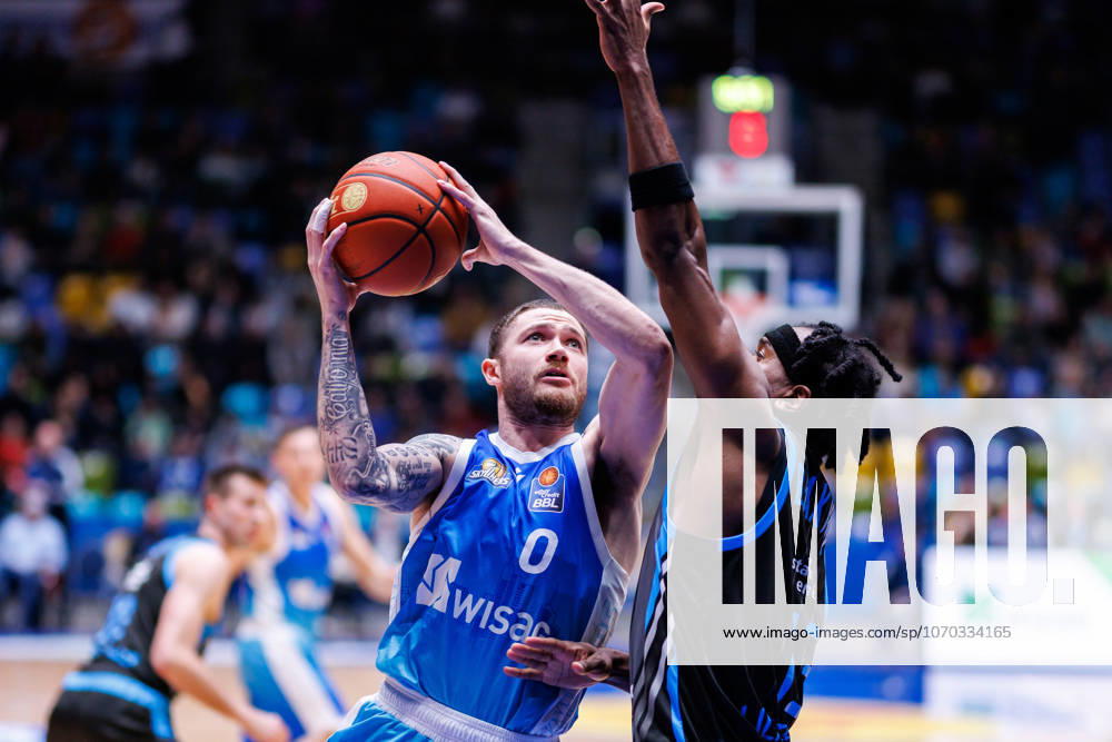 Easycredit BBL, Frankfurt Skyliners Science City Jena, 14 12 2025 Logan Johnson Frankfurt Skyliners, 0 on a lay-up against Keith Braxton Jr Science City Jena, 13 Game of the easycredit BBL Frankfurt Skyliners Science City Jena on Matchday 10 of the 25 26 season at Süwag Energie ARENA on 14 12 2025