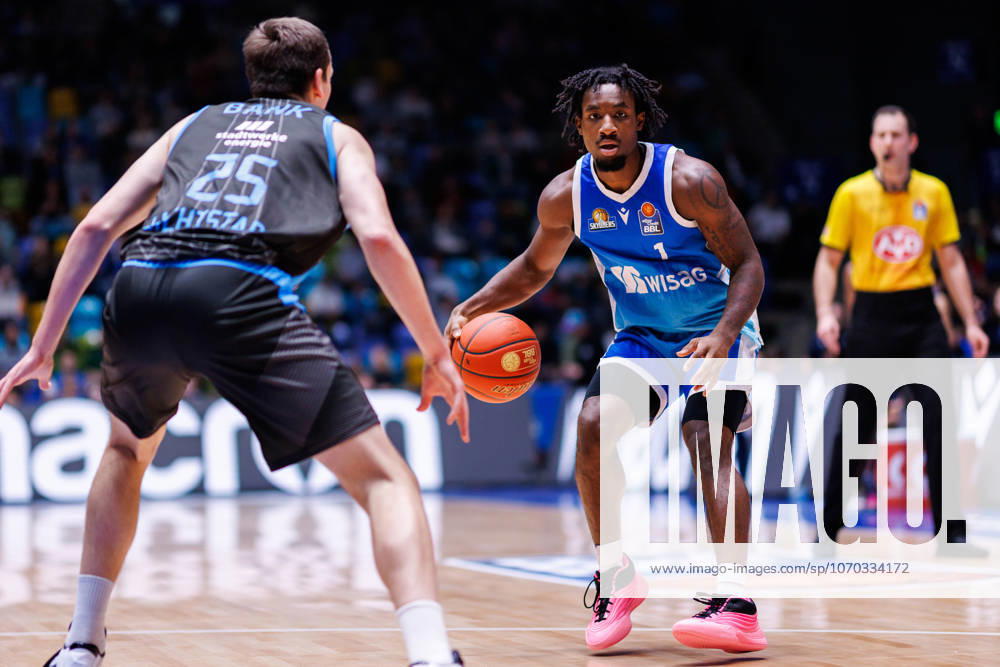 Easycredit BBL, Frankfurt Skyliners Science City Jena, 14 12 2025 Isaiah Swope Frankfurt Skyliners, 1 with ball against Lorenz Bank Science City Jena, 25 Game of the easycredit BBL Frankfurt Skyliners Science City Jena on Matchday 10 of the 25 26 season at Süwag Energie ARENA on 14 12 2025