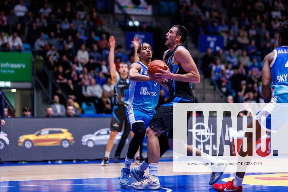 Easycredit BBL, Frankfurt Skyliners Science City Jena, 14 12 2025 Alex Herrera Science City Jena, 41 against Garai Zeeb Frankfurt Skyliners, 3 at the basket Game of the easycredit BBL Frankfurt Skyliners Science City Jena on matchday 10 of the 25 26 season in the Süwag Energie ARENA on 14 12 2025