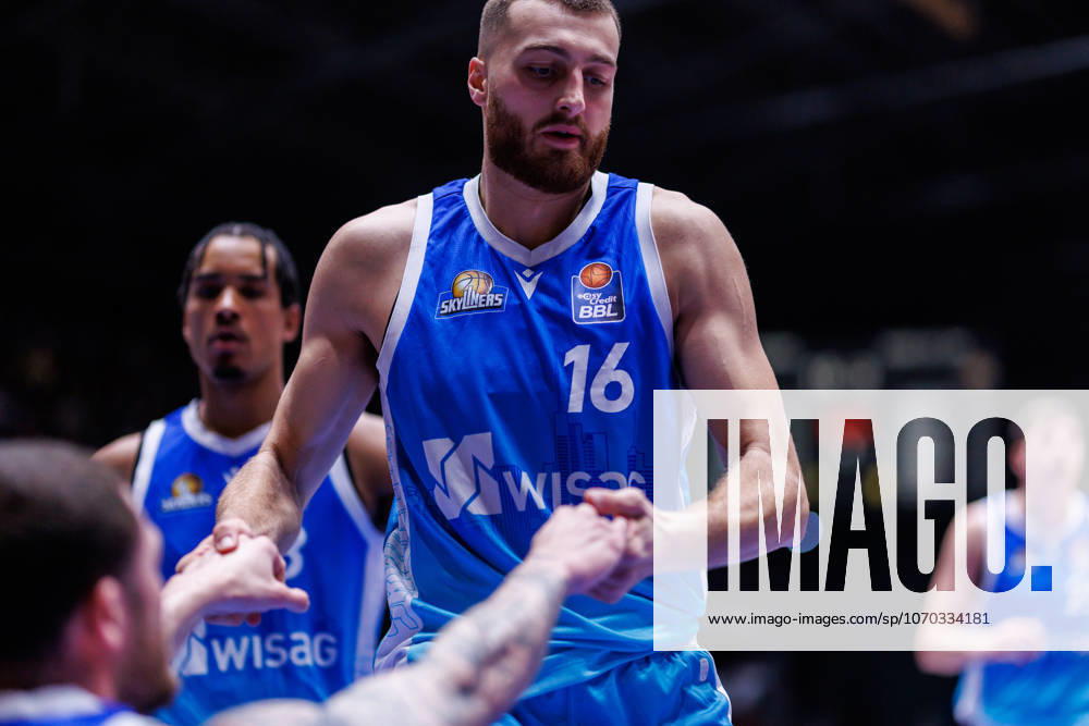 Easycredit BBL, Frankfurt Skyliners Science City Jena, 14 12 2025 Radii Caisin Frankfurt Skyliners, 16 helps his teammate Logan Johnson Frankfurt Skyliners, 0 from the floor on match of the easycredit BBL Frankfurt Skyliners Science City Jena on matchday 10 of the 25 26 season at the Süwag Energie ARENA on 14 12 2025