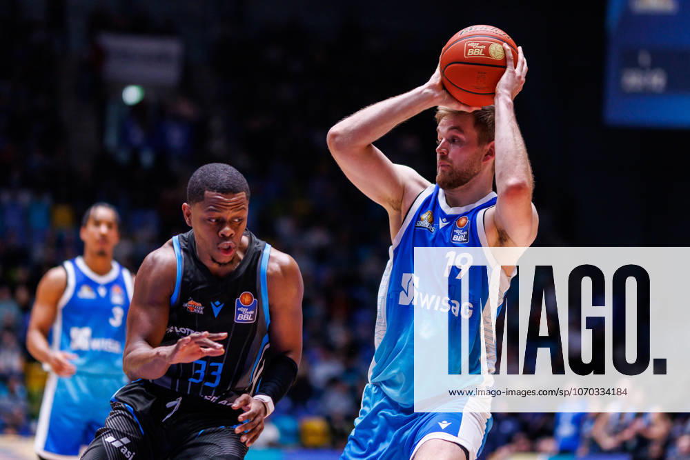 Easycredit BBL, Frankfurt Skyliners Science City Jena, 14 12 2025 Till Pape Frankfurt Skyliners, 19 with ball against Eric Washington Science City Jena, 33 Game of the easycredit BBL Frankfurt Skyliners Science City Jena on Matchday 10 of the 25 26 season in the Süwag Energie ARENA on 14 12 2025