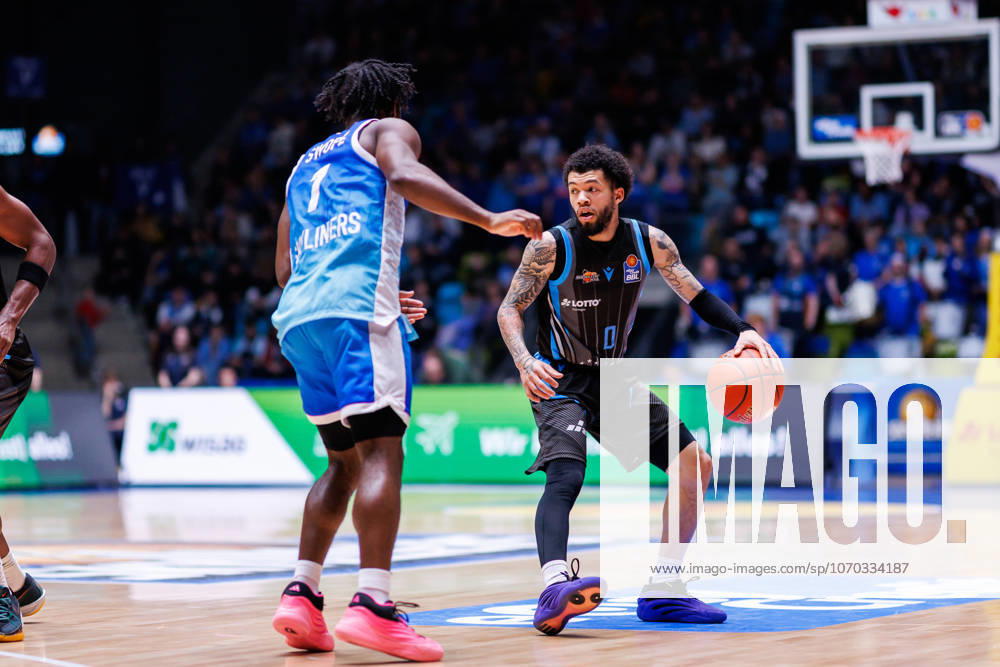 Easycredit BBL, Frankfurt Skyliners Science City Jena, 14 12 2025 Tavian Dunn Martin Science City Jena, 0 against Isaiah Swope Frankfurt Skyliners, 1 Game of the easycredit BBL Frankfurt Skyliners Science City Jena on Matchday 10 of the 25 26 season at the Süwag Energie ARENA on 14 12 2025