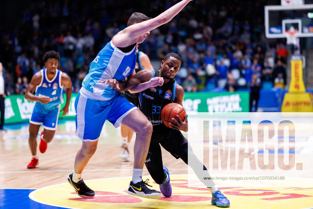 Easycredit BBL, Frankfurt Skyliners Science City Jena, 14 12 2025 Eric Washington Science City Jena, 33 vs Jacob Knauf Frankfurt Skyliners, 25 Game of the easycredit BBL Frankfurt Skyliners Science City Jena on Matchday 10 of the 25 26 season at the Süwag Energie ARENA on 14 12 2025