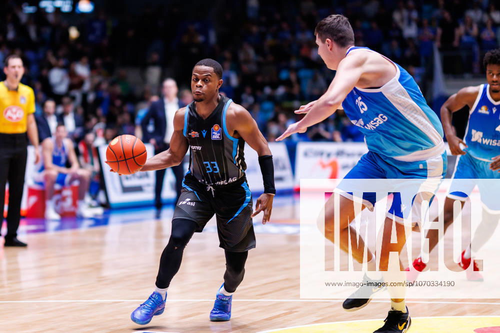 Easycredit BBL, Frankfurt Skyliners Science City Jena, 14 12 2025 Eric Washington Science City Jena, 33 vs Jacob Knauf Frankfurt Skyliners, 25 Game of the easycredit BBL Frankfurt Skyliners Science City Jena on Matchday 10 of the 25 26 season at the Süwag Energie ARENA on 14 12 2025