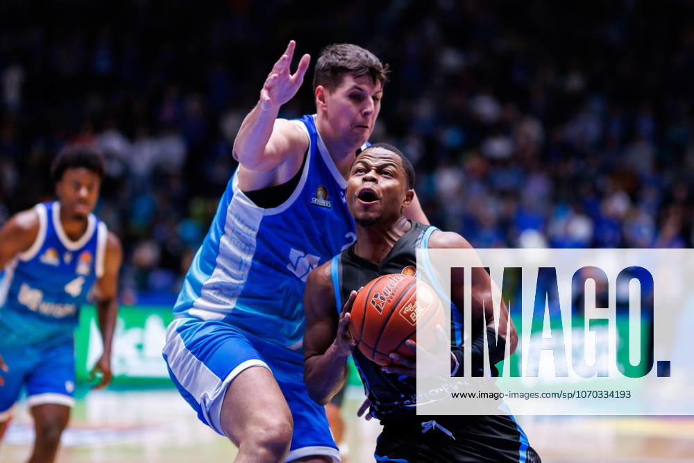 Easycredit BBL, Frankfurt Skyliners Science City Jena, 14 12 2025 Eric Washington Science City Jena, 33 against Jacob Knauf Frankfurt Skyliners, 25 at the basket Game of the easycredit BBL Frankfurt Skyliners Science City Jena on matchday 10 of the 25 26 season in the Süwag Energie ARENA on 14 12 2025