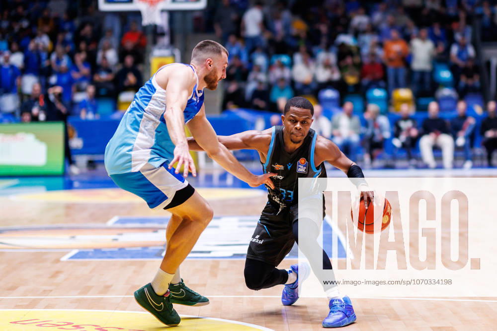 Easycredit BBL, Frankfurt Skyliners Science City Jena, 14 12 2025 Eric Washington Science City Jena, 33 with ball against Radii Caisin Frankfurt Skyliners, 16 Game of the easycredit BBL Frankfurt Skyliners Science City Jena on Matchday 10 of the 25 26 season at Süwag Energie ARENA on 14 12 2025
