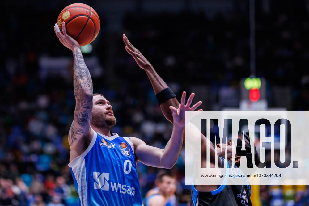 Easycredit BBL, Frankfurt Skyliners Science City Jena, 14 12 2025 Logan Johnson Frankfurt Skyliners, 0 on a lay-up against Keith Braxton Jr Science City Jena, 13 Game of the easycredit BBL Frankfurt Skyliners Science City Jena on Matchday 10 of the 25 26 season at Süwag Energie ARENA on 14 12 2025