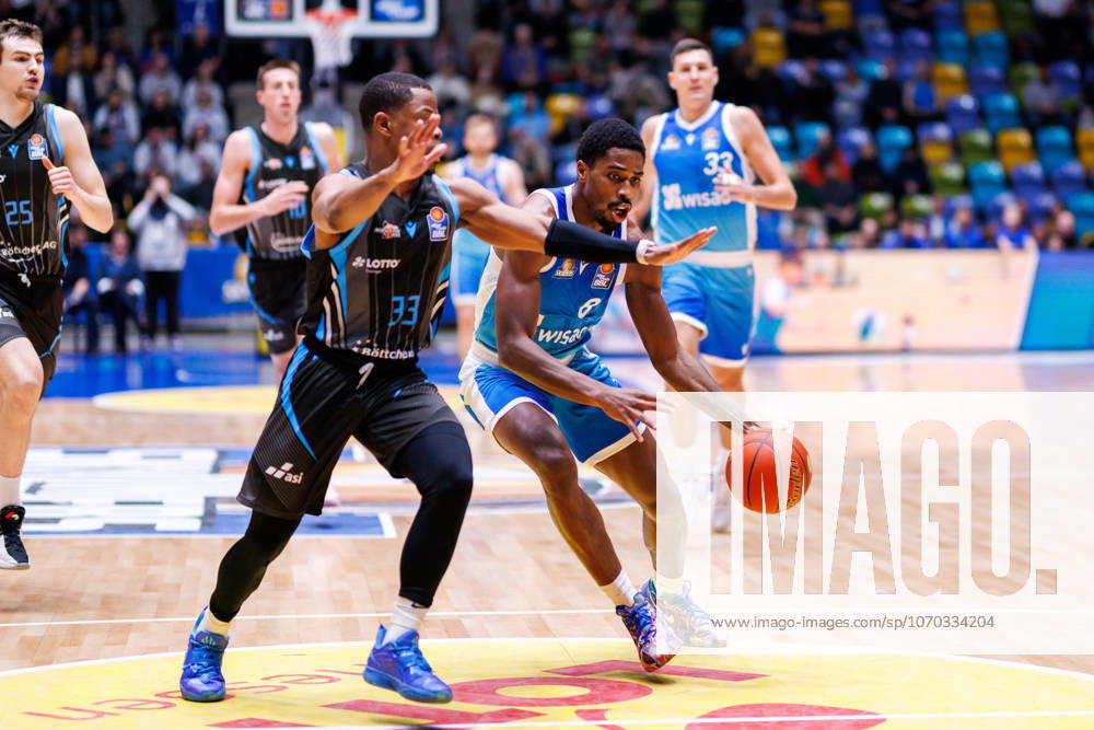 Easycredit BBL, Frankfurt Skyliners Science City Jena, 14 12 2025 William Christmas Frankfurt Skyliners, 8 with ball against Eric Washington Science City Jena, 33 Game of the easycredit BBL Frankfurt Skyliners Science City Jena on Matchday 10 of the 25 26 season at Süwag Energie ARENA on 14 12 2025