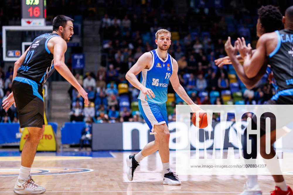 Easycredit BBL, Frankfurt Skyliners Science City Jena, 14 12 2025 Till Pape Frankfurt Skyliners, 19 with ball Game of the easycredit BBL Frankfurt Skyliners Science City Jena on Matchday 10 of the 25 26 season at the Süwag Energie ARENA on 14 12 2025