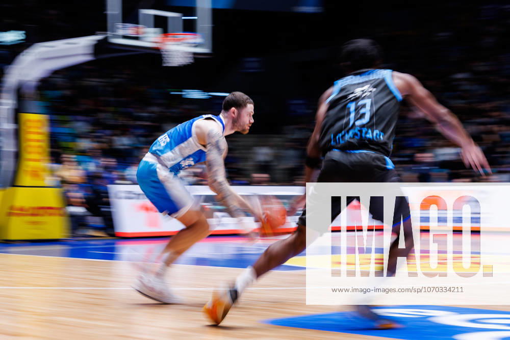 Easycredit BBL, Frankfurt Skyliners Science City Jena, 14 12 2025 Logan Johnson Frankfurt Skyliners, 0 in the build-up against Keith Braxton Jr Science City Jena, 13 Game of the easycredit BBL Frankfurt Skyliners Science City Jena on Matchday 10 of the 25 26 season at Süwag Energie ARENA on 14 12 2025