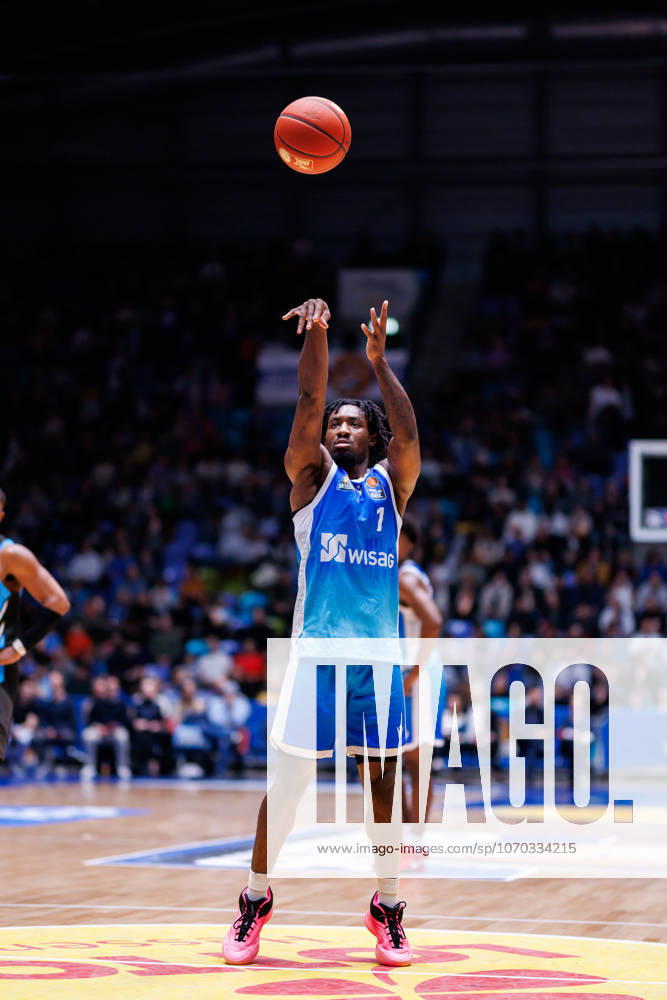 Easycredit BBL, Frankfurt Skyliners Science City Jena, 14 12 2025 Isaiah Swope Frankfurt Skyliners, 1 at the free throw game of the easycredit BBL Frankfurt Skyliners Science City Jena on matchday 10 of the 25 26 season at the Süwag Energie ARENA on 14 12 2025