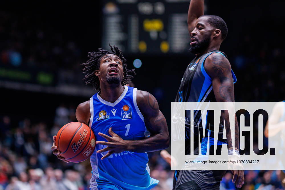 Easycredit BBL, Frankfurt Skyliners Science City Jena, 14 12 2025 Isaiah Swope Frankfurt Skyliners, 1 with ball against Naz Bohannon Science City Jena, 15 Game of the easycredit BBL Frankfurt Skyliners Science City Jena on Matchday 10 of the 25 26 season at Süwag Energie ARENA on 14 12 2025