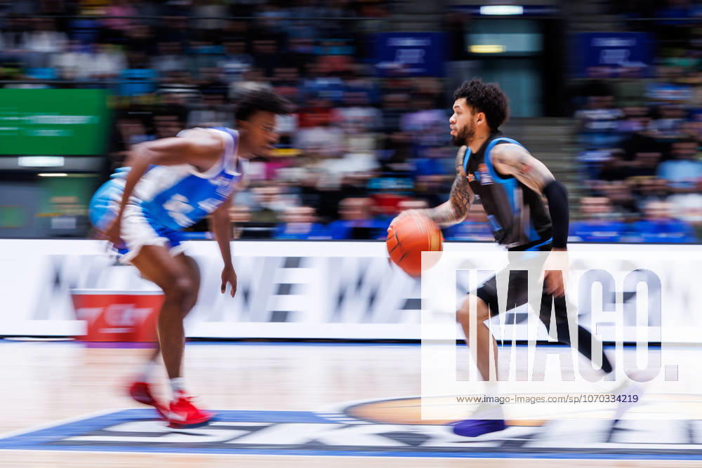 Easycredit BBL, Frankfurt Skyliners Science City Jena, 14 12 2025 Tavian Dunn Martin Science City Jena, 0 in the build-up against Nahiem Alleyne Frankfurt Skyliners, 4 Game of the easycredit BBL Frankfurt Skyliners Science City Jena on Matchday 10 of the 25 26 season at Süwag Energie ARENA on 14 12 2025