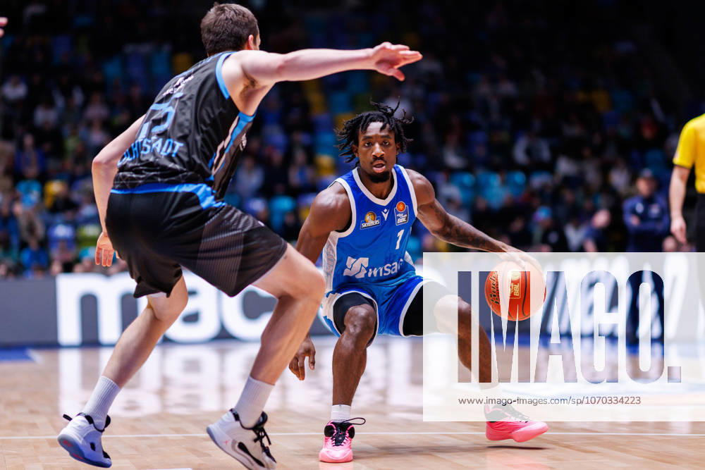 Easycredit BBL, Frankfurt Skyliners Science City Jena, 14 12 2025 Isaiah Swope Frankfurt Skyliners, 1 with ball against Lorenz Bank Science City Jena, 25 Game of the easycredit BBL Frankfurt Skyliners Science City Jena on Matchday 10 of the 25 26 season at Süwag Energie ARENA on 14 12 2025