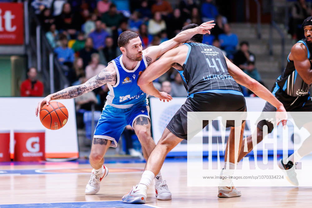 Easycredit BBL, Frankfurt Skyliners Science City Jena, 14 12 2025 Logan Johnson Frankfurt Skyliners, 0 with ball against Alex Herrera Science City Jena, 41 Game of the easycredit BBL Frankfurt Skyliners Science City Jena on Matchday 10 of the 25 26 season at Süwag Energie ARENA on 14 12 2025