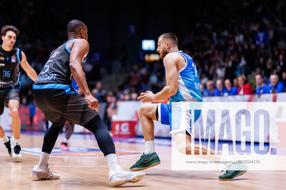 Easycredit BBL, Frankfurt Skyliners Science City Jena, 14 12 2025 Radii Caisin Frankfurt Skyliners, 16 with ball against Chris Carter Science City Jena, 5 Game of easycredit BBL Frankfurt Skyliners Science City Jena on Matchday 10 of Season 25 26 at Süwag Energie ARENA on 14 12 2025