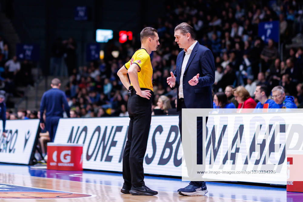 Easycredit BBL, Frankfurt Skyliners Science City Jena, 14 12 2025 Coach Klaus Perwas Frankfurt Skyliners talking to a referee after a controversial situation Game of the easycredit BBL Frankfurt Skyliners Science City Jena on matchday 10 of the 25 26 season in the Süwag Energie ARENA on 14 12 2025