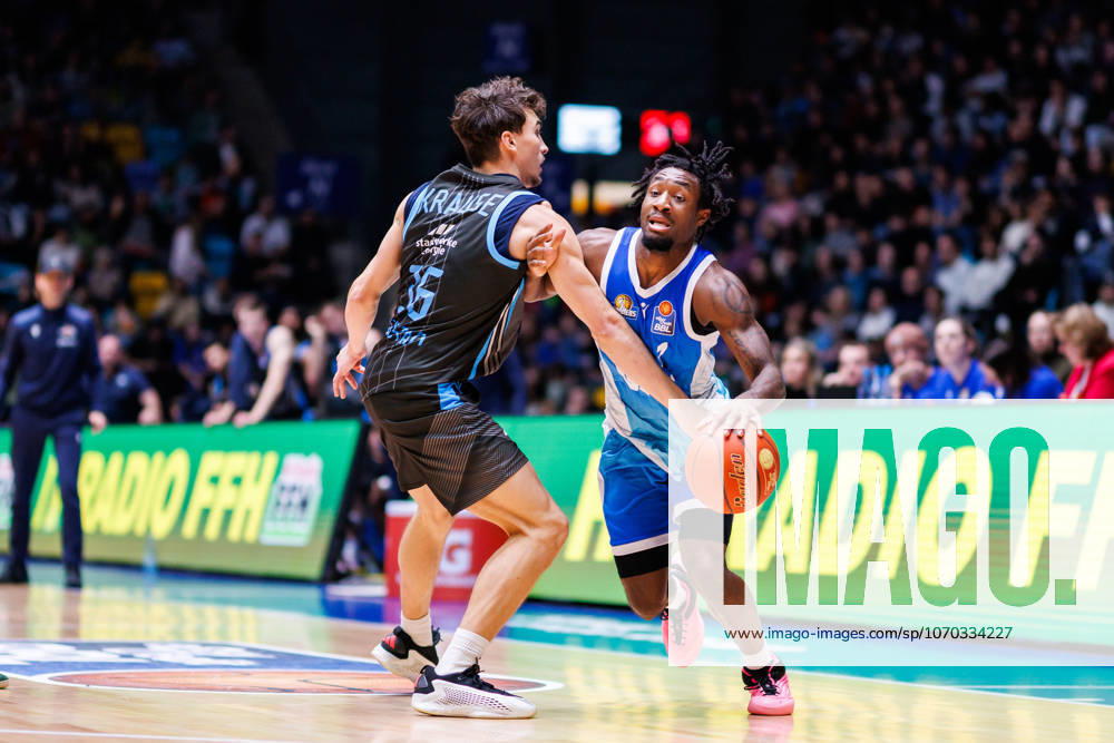 Easycredit BBL, Frankfurt Skyliners Science City Jena, 14 12 2025 Isaiah Swope Frankfurt Skyliners, 1 with ball against Kristofer Krause Science City Jena, 36 , who fouls him here Game of the easycredit BBL Frankfurt Skyliners Science City Jena on Matchday 10 of the 25 26 season at the Süwag Energie ARENA on 14 12 2025