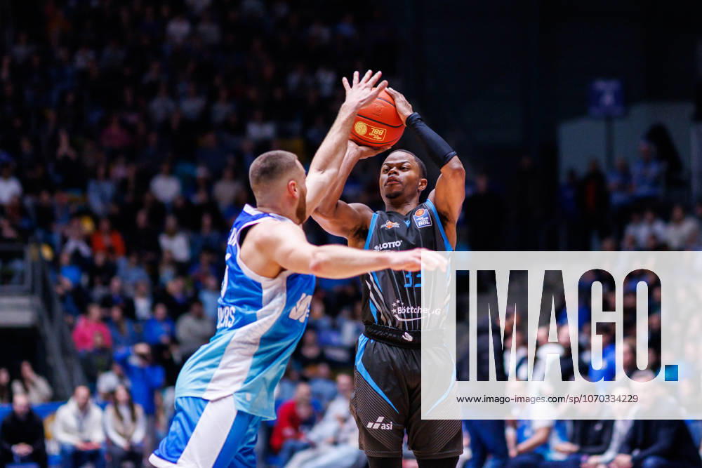 Easycredit BBL, Frankfurt Skyliners Science City Jena, 14 12 2025 Eric Washington Science City Jena, 33 with a three-pointer against Radii Caisin Frankfurt Skyliners, 16 Game of the easycredit BBL Frankfurt Skyliners Science City Jena on Matchday 10 of the 25 26 season at Süwag Energie ARENA on 14 12 2025