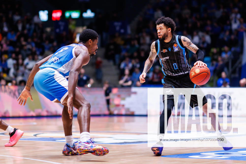 Easycredit BBL, Frankfurt Skyliners Science City Jena, 14 12 2025 Tavian Dunn Martin Science City Jena, 0 in the build-up against William Christmas Frankfurt Skyliners, 8 Game of the easycredit BBL Frankfurt Skyliners Science City Jena on Matchday 10 of the 25 26 season at Süwag Energie ARENA on 14 12 2025