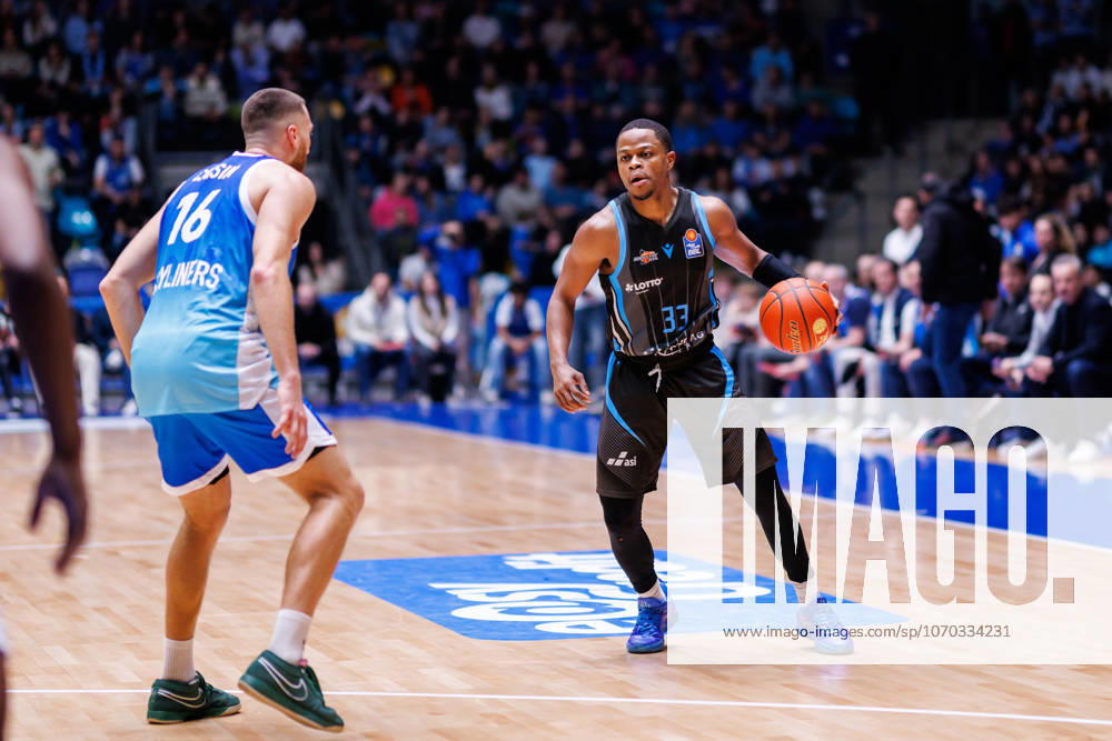 Easycredit BBL, Frankfurt Skyliners Science City Jena, 14 12 2025 Eric Washington Science City Jena, 33 with ball against Radii Caisin Frankfurt Skyliners, 16 Game of the easycredit BBL Frankfurt Skyliners Science City Jena on Matchday 10 of the 25 26 season at Süwag Energie ARENA on 14 12 2025