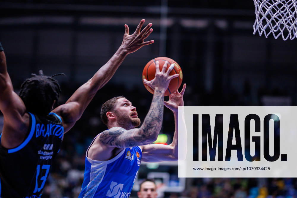 Easycredit BBL, Frankfurt Skyliners Science City Jena, 14 12 2025 Logan Johnson Frankfurt Skyliners, 0 at the basket against Keith Braxton Jr Science City Jena, 13 Game of the easycredit BBL Frankfurt Skyliners Science City Jena on Matchday 10 of the 25 26 season at Süwag Energie ARENA on 14 12 2025