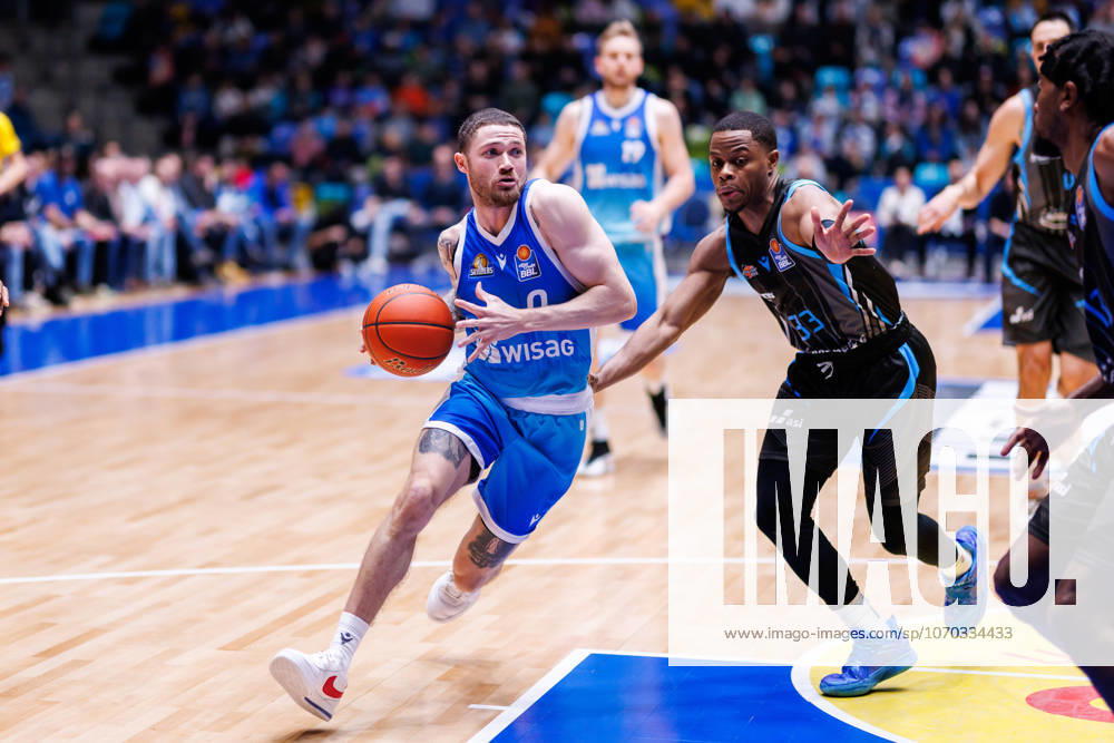 Easycredit BBL, Frankfurt Skyliners Science City Jena, 14 12 2025 Logan Johnson Frankfurt Skyliners, 0 pulls to the basket against Eric Washington Science City Jena, 33 Game of the easycredit BBL Frankfurt Skyliners Science City Jena on Matchday 10 of the 25 26 season at the Süwag Energie ARENA on 14 12 2025