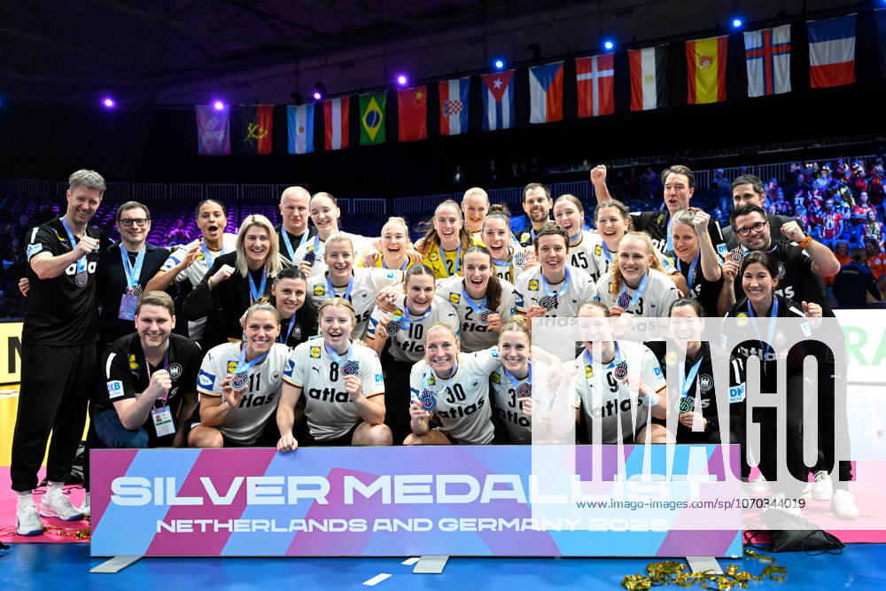 Rotterdam, Ahoy Arena, 14 12 25, NED, women, IHF Women s World Championship 2025, handball, final Germany Norway picture final cheer, emotion, joy among the German players with silver medal team photo, group photo South Holland Netherlands