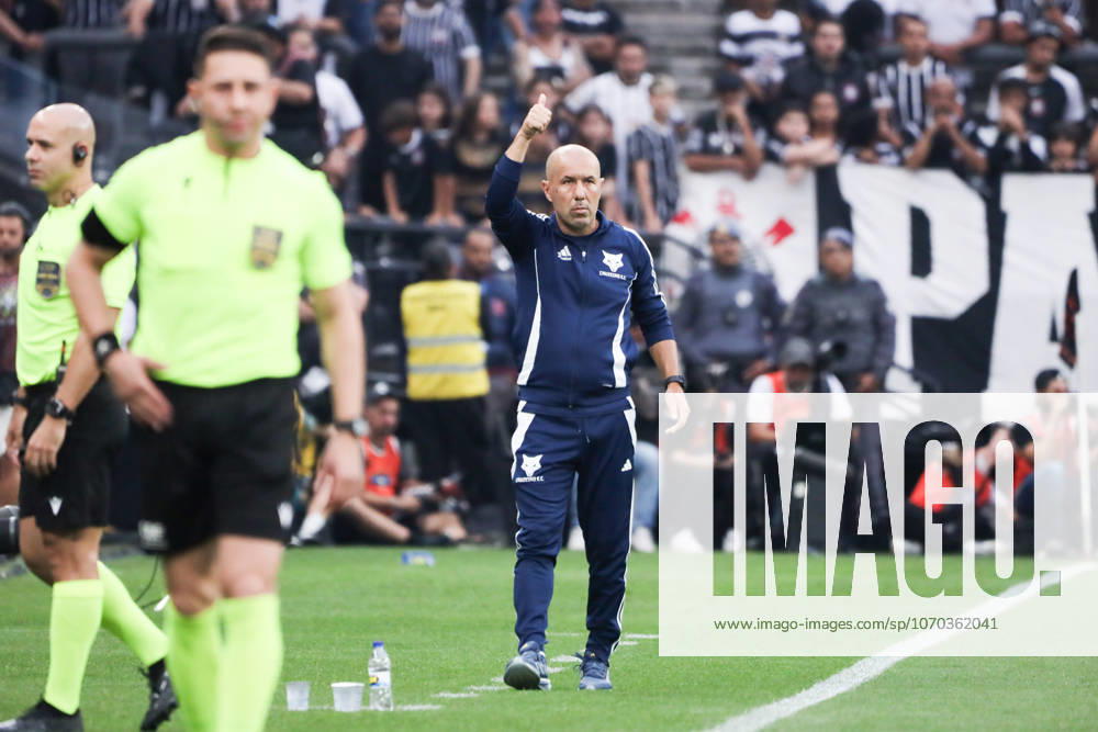 Corinthians and Cruzeiro in the semi-finals of the Copa do Brasil. Cruzeiro s coach, Leonardo Jardim, during the match against Corinthians in the second leg of the Copa do Brasil semi-final, at the Neo Quimica Arena, in the eastern zone of Sao Paulo, this Sunday, the 14th. SoO PAULO SP BRAZIL