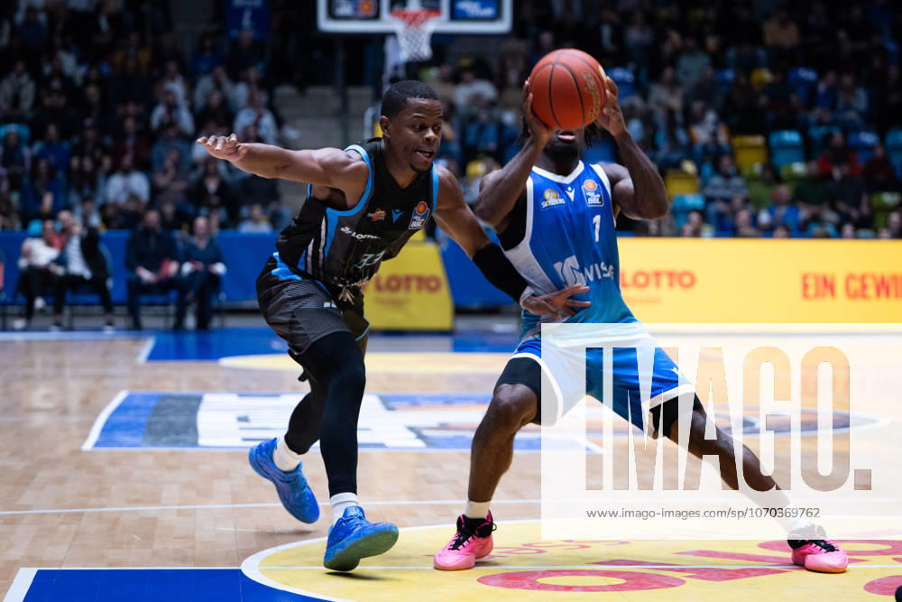 Eric Washington Science City Jena, 33 , Isaiah Swope Frankfurt Skyliners, 01 GER, BBL, Frankfurt Skyliners vs Science City Jena, SV Basketball, 1 Bundesliga, 10 Matchday, Season 2025 2026 14 12 2025 Eibner Pressefoto Attila Ziga GER, BBL, Frankfurt Skyliners vs Science City Jena, SV Basketball, 1 Bundesliga, 10 Matchday, Season 2025 2026 14 12 2025 Frankfurt am Main