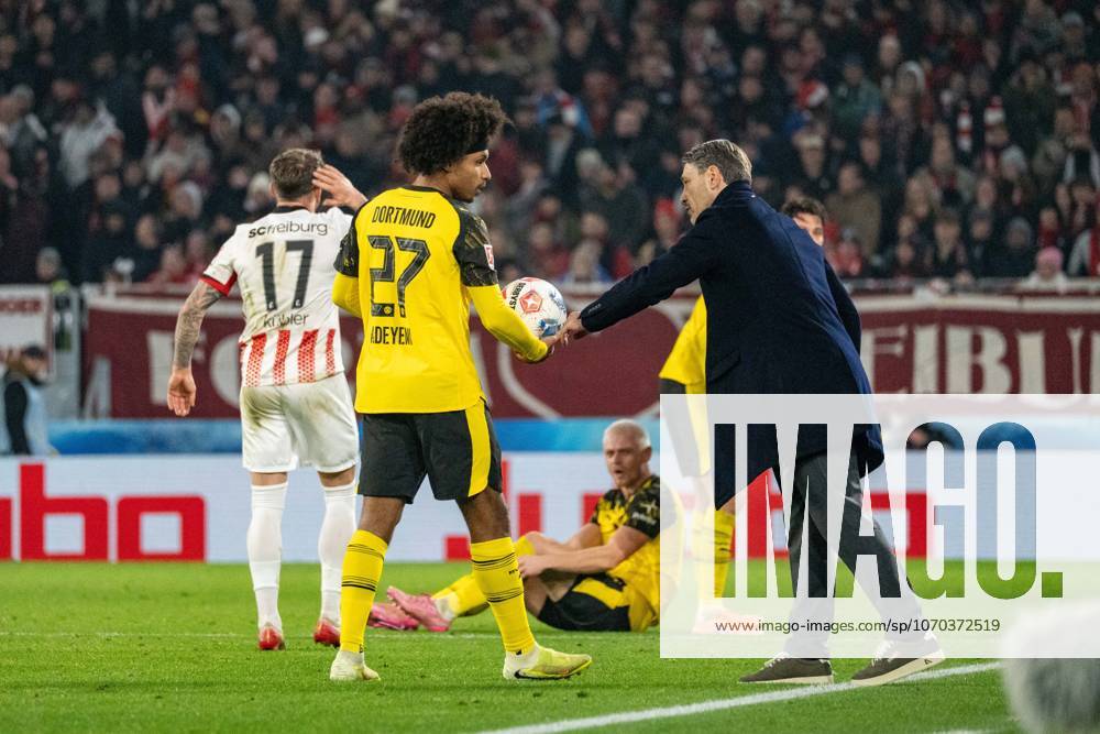 Karim Adeyemi 27 Borussia Dortmund with the ball while Lukas Kübler 17 SC Freiburg and Nico Schlotterbeck 4 Borussia Dortmund watch, Karim Adeyemi 27 Borussia Dortmund coach gives instructions SC Freiburg Borussia Dortmund