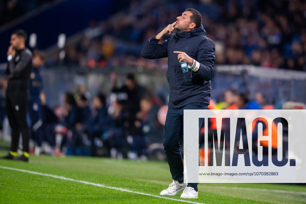 FC Porto v CF Estrela da Amadora - Primeira Liga Joao Nuno, head coach of CF Estrela da Amadora, is seen in action during the Liga Portugal Betclic 2025 26 match between FC Porto and CF Estrela da Amadora at Estadio do Dragao in Porto, Portugal, on December 15, 2025. Porto Porto Portugal