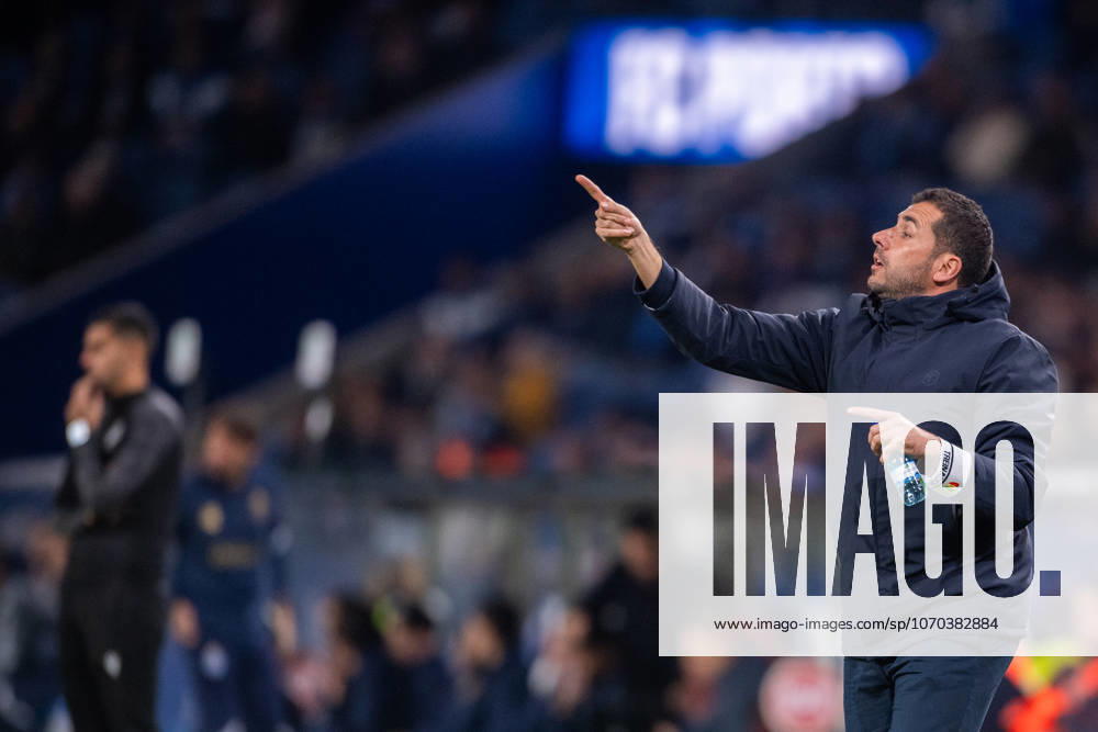 FC Porto v CF Estrela da Amadora - Primeira Liga Joao Nuno, head coach of CF Estrela da Amadora, is seen in action during the Liga Portugal Betclic 2025 26 match between FC Porto and CF Estrela da Amadora at Estadio do Dragao in Porto, Portugal, on December 15, 2025. Porto Porto Portugal
