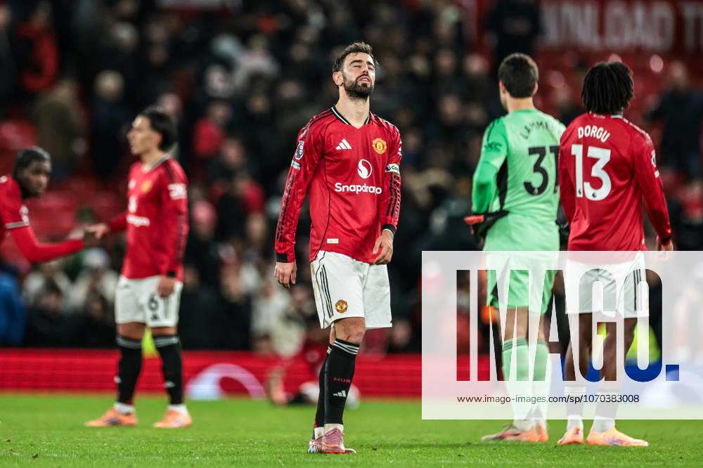 Premier League Manchester United, ManU v Bournemouth Bruno Fernandes of Manchester Untied reacts after the full time whistle during the Premier League match Manchester United vs Bournemouth at Old Trafford, Manchester, United Kingdom, 15th December 2025 (Photo by Mark Cosgrove News Images) Manchester Old Trafford Greater Manchester United Kingdom