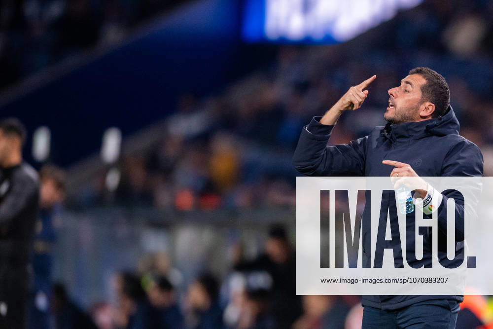 FC Porto v CF Estrela da Amadora - Primeira Liga Joao Nuno, head coach of CF Estrela da Amadora, is seen in action during the Liga Portugal Betclic 2025 26 match between FC Porto and CF Estrela da Amadora at Estadio do Dragao in Porto, Portugal, on December 15, 2025. Porto Porto Portugal