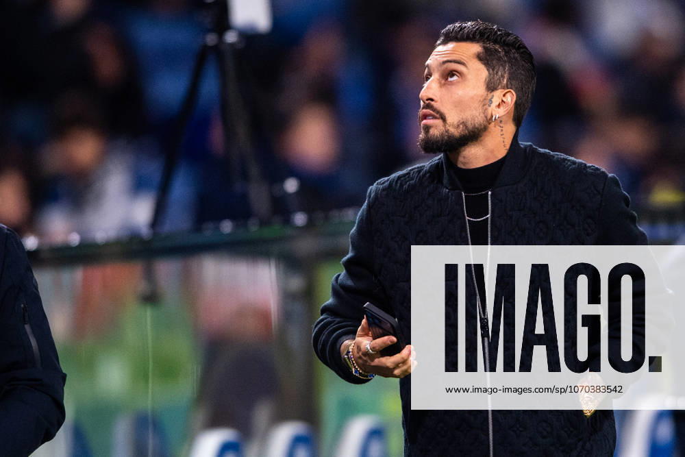 FC Porto v CF Estrela da Amadora - Primeira Liga In Porto, Portugal, on December 15, 2025, Alex Telles, a former FC Porto player, is seen during the Liga Portugal Betclic 2025 26 match between FC Porto and CF Estrela da Amadora at Estadio do Dragao. Porto Porto Portugal