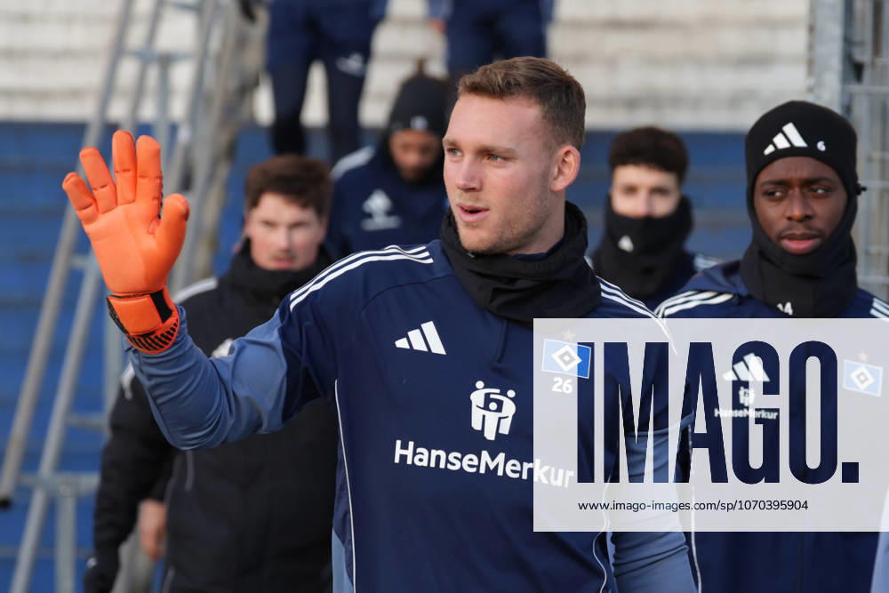 GER, ,Hamburg, HSV , 1 Bundesliga , Football, DFL, Hamburger SV Training , am Hamburger Volksparkstadion , 16 12 2025 , v l Goalkeeper Daniel Peretz Hamburger SV , 26 gruesst die Fans DFL regulations prohibit any use of photographs as image sequences and or quasi video