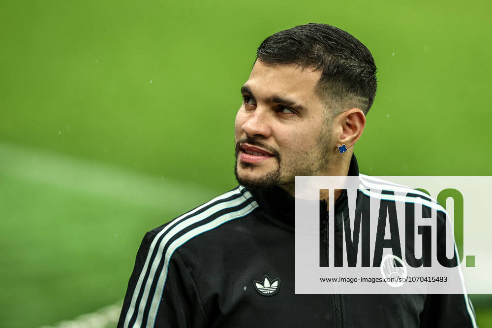 Carabao Cup Quarter Final Newcastle United v Fulham Bruno Guimaraes of Newcastle United arrives during the Carabao Cup Quarter Final match Newcastle United vs Fulham at St. James s Park, Newcastle, United Kingdom, 17th December 2025 (Photo by Alfie Cosgrove News Images) Newcastle St. James s Park Tyne and Wear United Kingdom