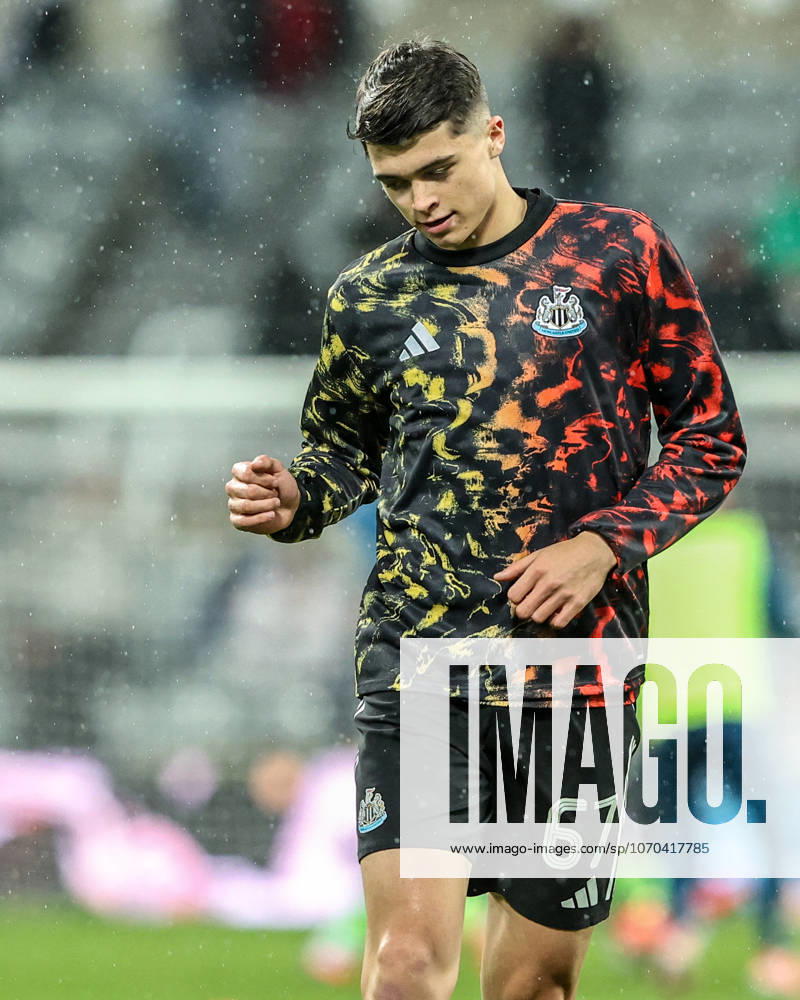 Carabao Cup Quarter Final Newcastle United v Fulham Lewis Miley of Newcastle United in the pregame warmup session during the Carabao Cup Quarter Final match Newcastle United vs Fulham at St. James s Park, Newcastle, United Kingdom, 17th December 2025 (Photo by Alfie Cosgrove News Images) Newcastle St. James s Park Tyne and Wear United Kingdom