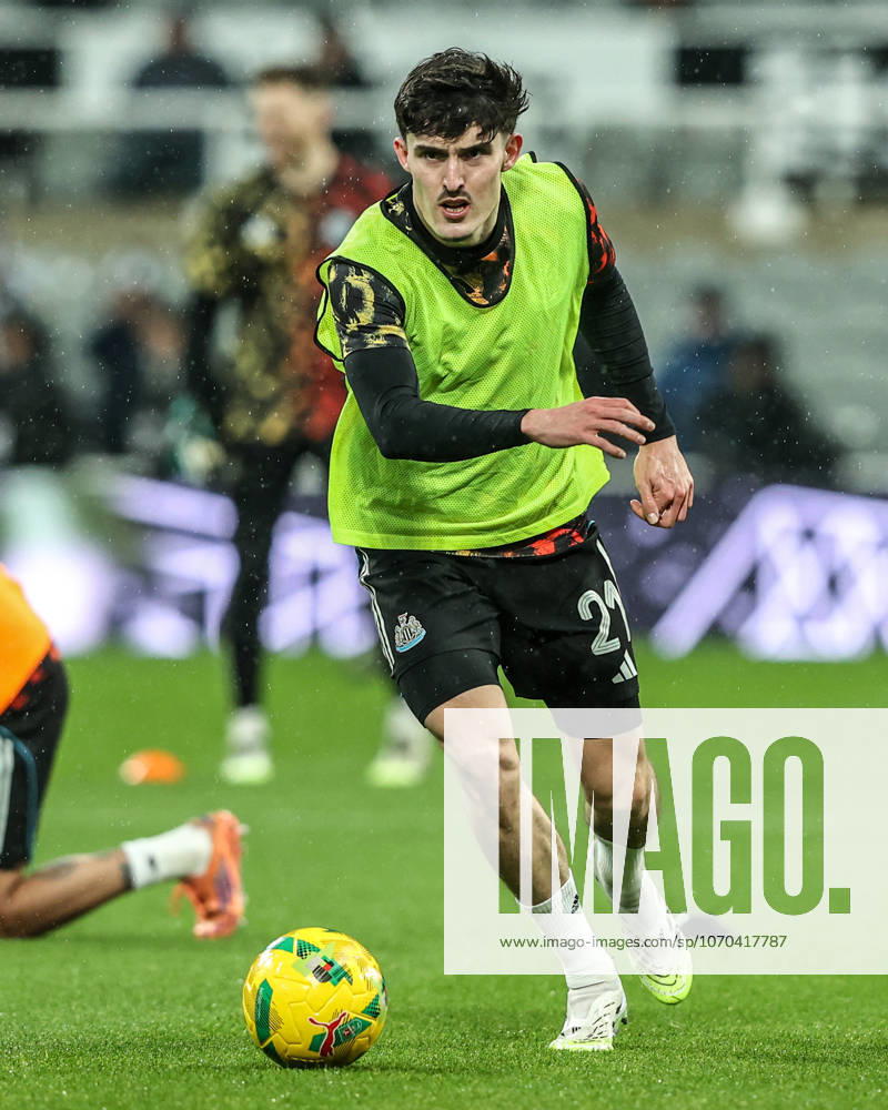 Carabao Cup Quarter Final Newcastle United v Fulham Tino Livramento of Newcastle United in the pregame warmup session during the Carabao Cup Quarter Final match Newcastle United vs Fulham at St. James s Park, Newcastle, United Kingdom, 17th December 2025 (Photo by Alfie Cosgrove News Images) Newcastle St. James s Park Tyne and Wear United Kingdom