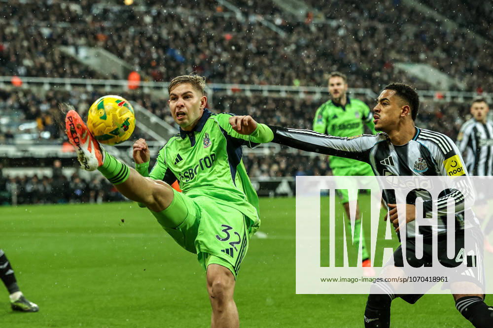 Carabao Cup Quarter Final Newcastle United v Fulham Emile Smith Rowe of Fulham puts the ball back into the box during the Carabao Cup Quarter Final match Newcastle United vs Fulham at St. James s Park, Newcastle, United Kingdom, 17th December 2025 (Photo by Alfie Cosgrove News Images) Newcastle St. James s Park Tyne and Wear United Kingdom