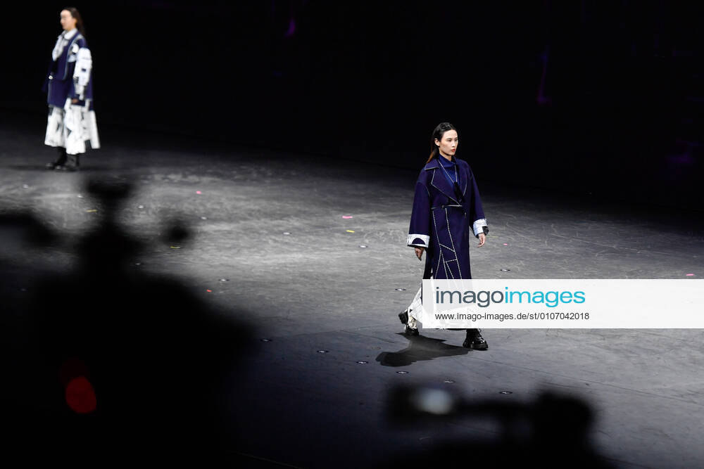 Bilder des Jahres 2020, Entertainment 11 November Entertainment Themen der Woche KW48 (201125) -- HANGZHOU, Nov. 25, 2020 -- Models present creations of a designer during a fashion design competition in Hangzhou, east China s Zhejiang Province, Nov. 25, 2020. ) CHINA-HANGZHOU-FASHION DESIGN-COMPETITION (CN) HuangxZongzhi