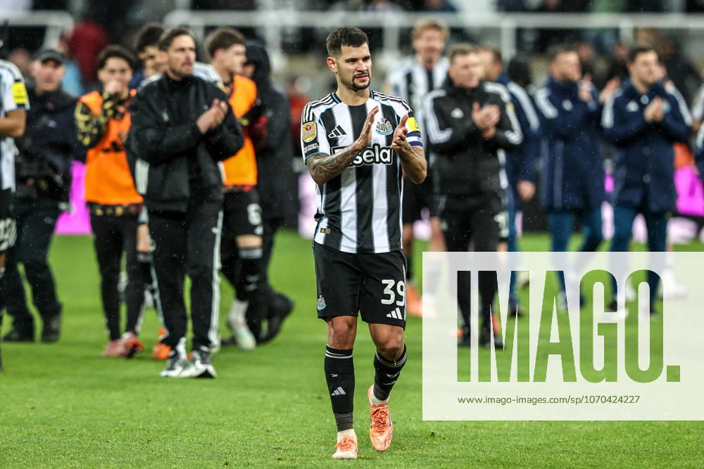 Carabao Cup Quarter Final Newcastle United v Fulham Bruno Guimaraes of Newcastle United applauds the fans after the game during the Carabao Cup Quarter Final match Newcastle United vs Fulham at St. James s Park, Newcastle, United Kingdom, 17th December 2025 (Photo by Alfie Cosgrove News Images) Newcastle St. James s Park Tyne and Wear United Kingdom