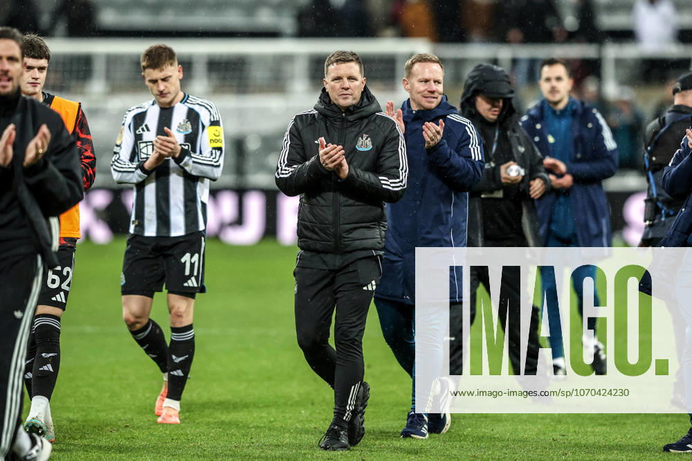 Carabao Cup Quarter Final Newcastle United v Fulham Eddie Howe manager of Newcastle United applauds the fans after the game during the Carabao Cup Quarter Final match Newcastle United vs Fulham at St. James s Park, Newcastle, United Kingdom, 17th December 2025 (Photo by Alfie Cosgrove News Images) Newcastle St. James s Park Tyne and Wear United Kingdom