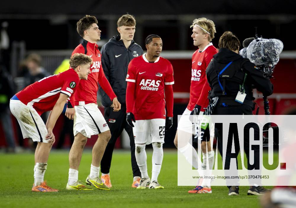 ALKMAAR - (l-r) Sven Mijnans of AZ Alkmaar, Wouter Goes of AZ Alkmaar, Elijah Dijkstra of AZ Alkmaar after the UEFA Conference League match between AZ Alkmaar and Jagiellonia BiaÅ‚ystok at the AFAS Stadium on December 18, 2025, in Alkmaar, Netherlands. ANP KOEN VAN WEEL UEFA Conference League match day 6 2025-2026 ANPxSportx IVx 545241401 originalFilename: 545241401