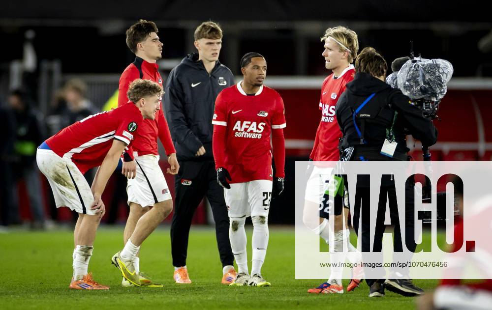 ALKMAAR - (l-r) Sven Mijnans of AZ Alkmaar, Wouter Goes of AZ Alkmaar, Elijah Dijkstra of AZ Alkmaar after the UEFA Conference League match between AZ Alkmaar and Jagiellonia BiaÅ‚ystok at the AFAS Stadium on December 18, 2025, in Alkmaar, Netherlands. ANP KOEN VAN WEEL UEFA Conference League match day 6 2025-2026 ANPxSportx IVx 545241476 originalFilename: 545241476